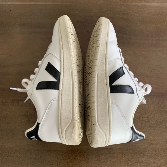 VEJA V-10 Sneaker - Picture 6 of 11